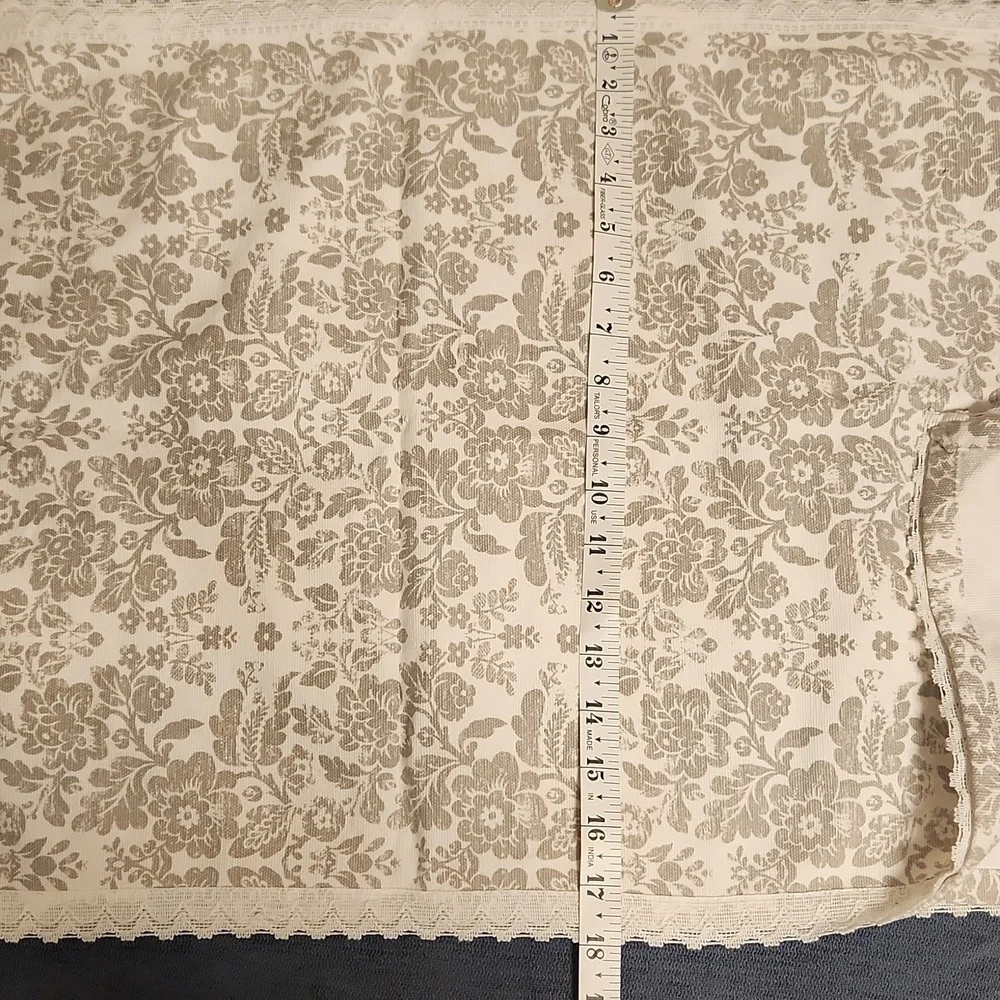 NWOT Cynthia Rowley Gray Floral Table Runner 18